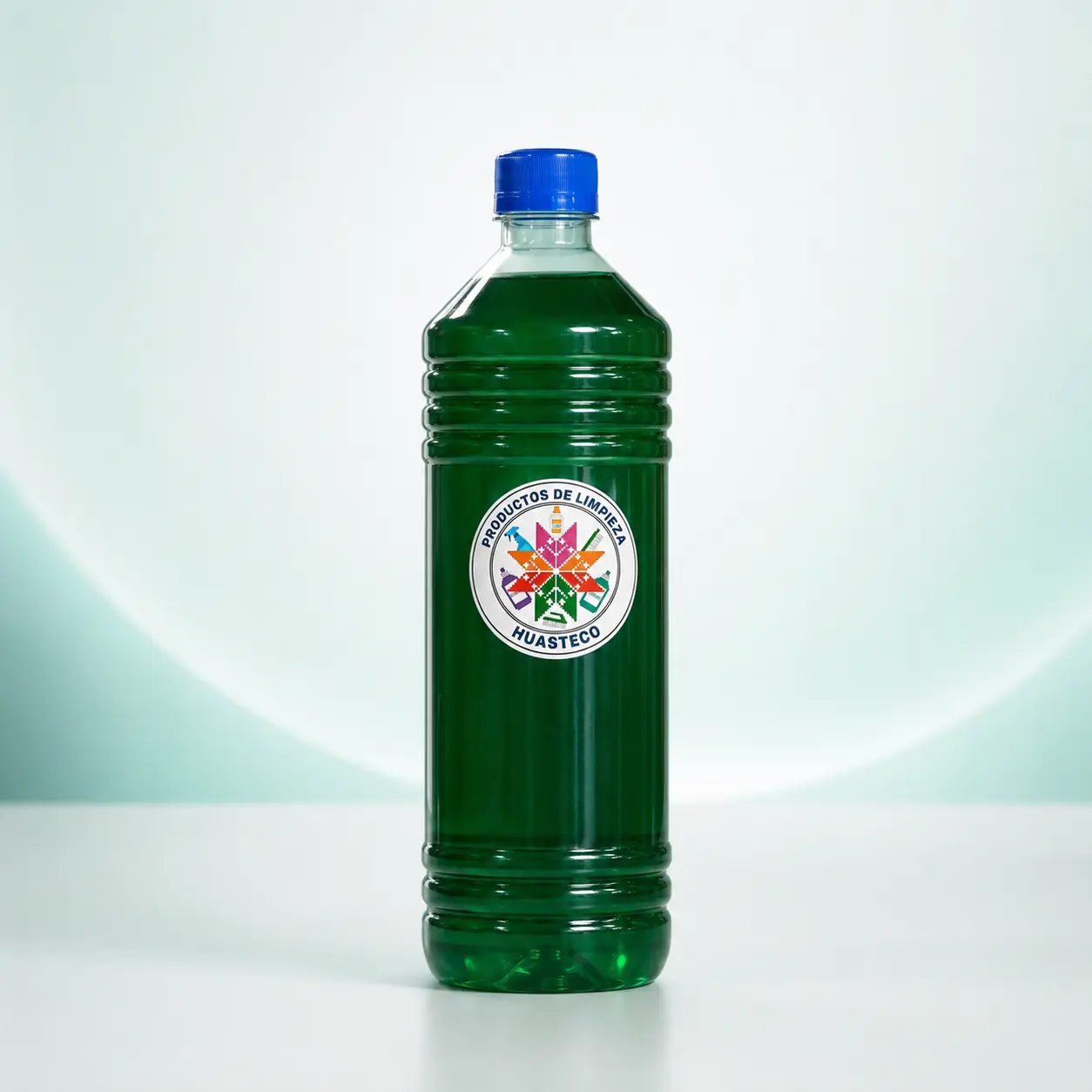 Envase verde de producto de limpieza HUASTECO en fotografía de estudio